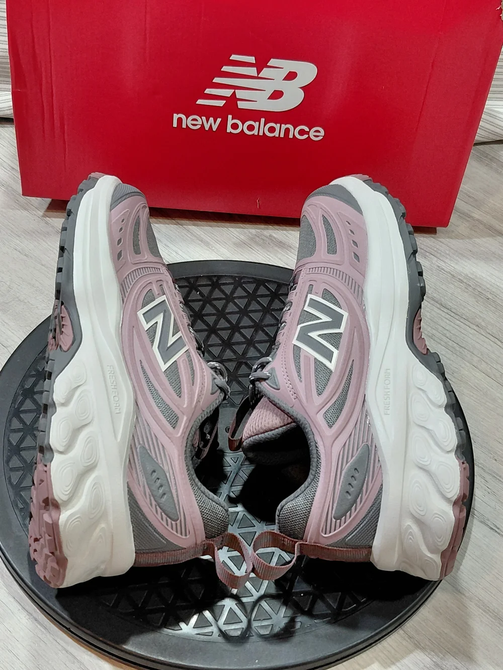 (New) New Balance Women’s Fresh Foam 410v9 Trail Running Shoes Voilet Rose W9